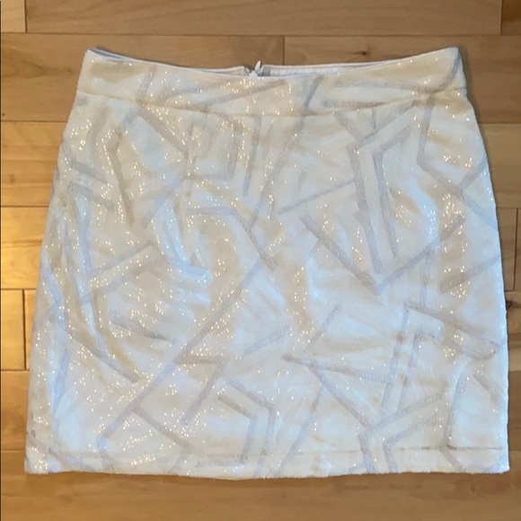 White and silver lined mesh sequin mini skirt - Picture 2 of 9
